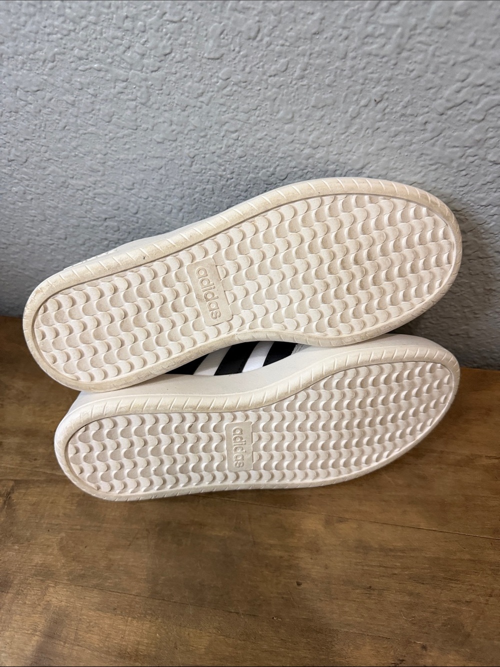 adidas Women’s White & Black Retro-Inspired Sneakers size 8.5 - Picture 7 of 7